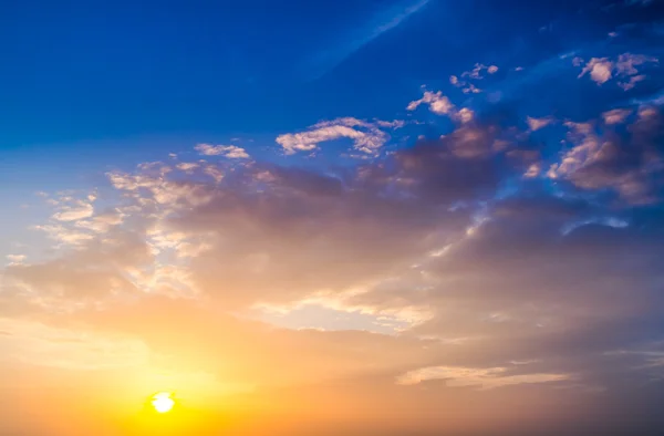 Zonsondergang. blauwe hemel en wolken. — Stockfoto