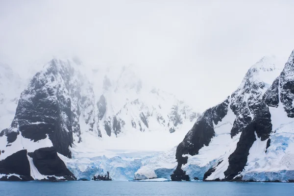 Belas montanhas cobertas de neve — Fotografia de Stock