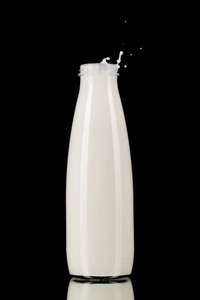Botella de leche sobre negro — Foto de Stock