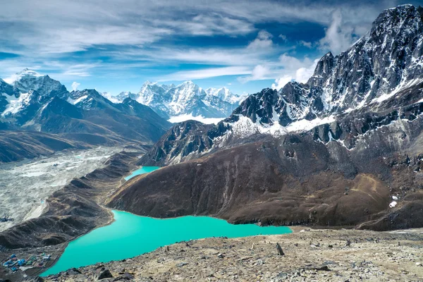 Belas montanhas cobertas de neve com lago — Fotografia de Stock