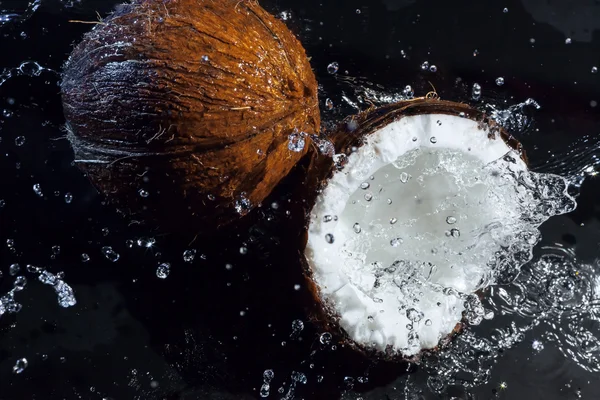 Cracked coconut — Stock Photo, Image