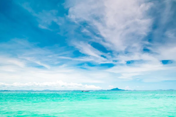 Синее солнечное море — стоковое фото