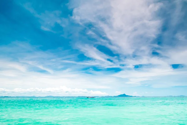 Zonnige blauwe zee — Stockfoto