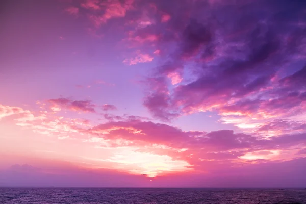 Solnedgång. blå himmel och moln. — Stockfoto