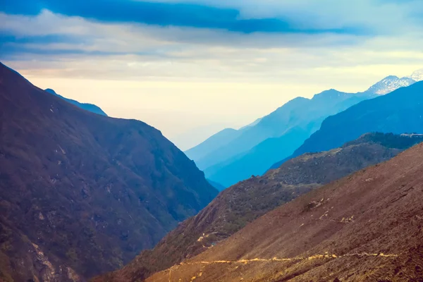 Güzel karla kaplı dağlar — Stok fotoğraf