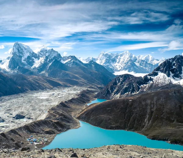 Beautiful snow-capped mountains with lake — Stock Photo, Image