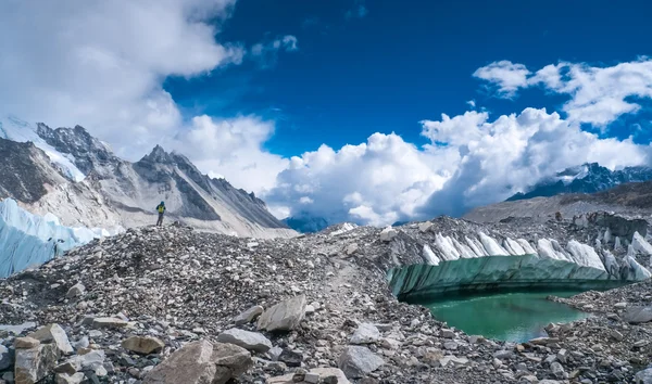 Beautiful snow-capped mountains with lake — Stock Photo, Image