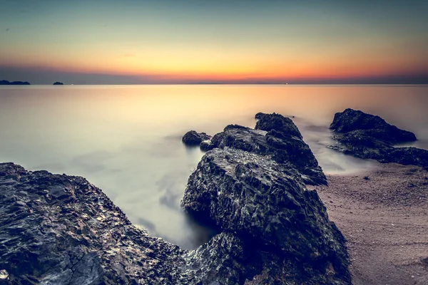 Schöner Sonnenuntergang an der Küste — Stockfoto