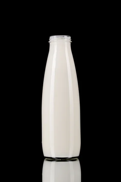 Botella de leche sobre negro — Foto de Stock