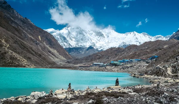 Beautiful snow-capped mountains with lake — Stock Photo, Image