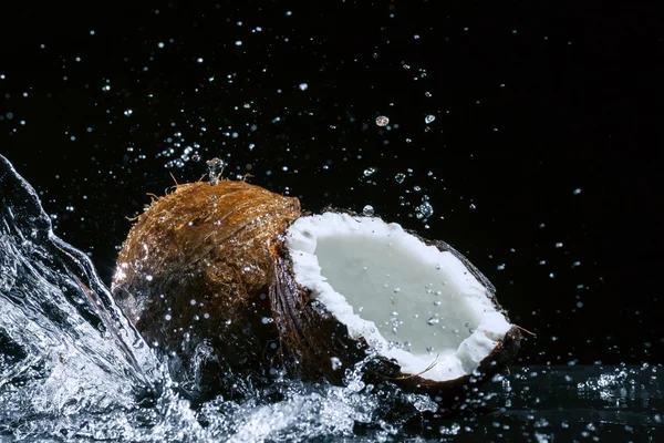 Geknackte Kokosnuss — Stockfoto