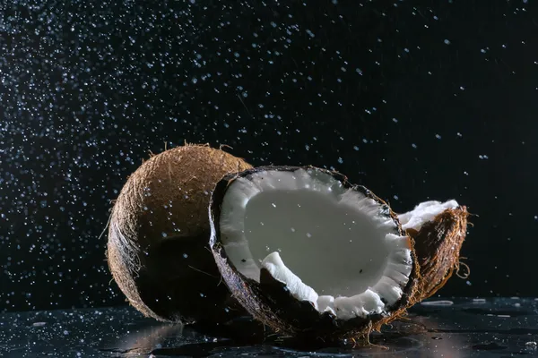 Sprukket kokosnøtt – stockfoto