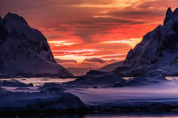 Vackra snöklädda berg — Stockfoto