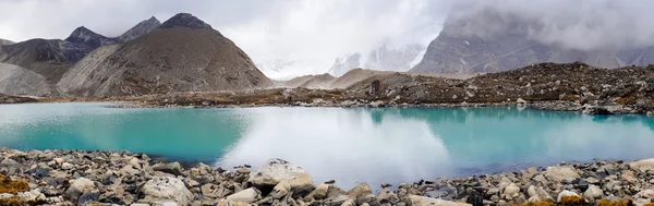 Beautiful snow-capped mountains with lake — Stock Photo, Image