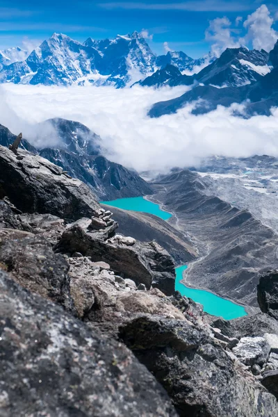 Красивые заснеженные горы с озером — стоковое фото