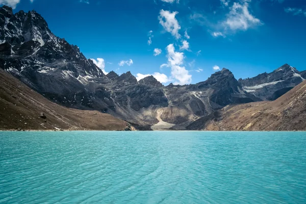 Beautiful snow-capped mountains with lake — Stock Photo, Image