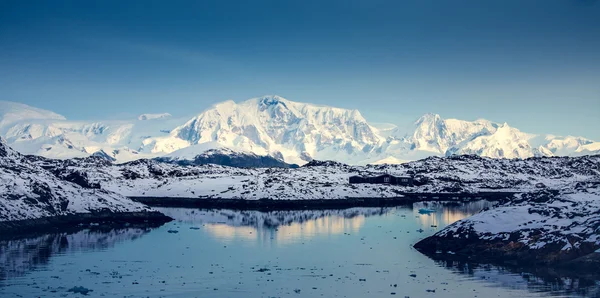 Красивые заснеженные горы — стоковое фото