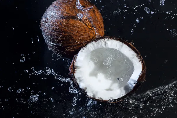 Cracked coconut — Stock Photo, Image