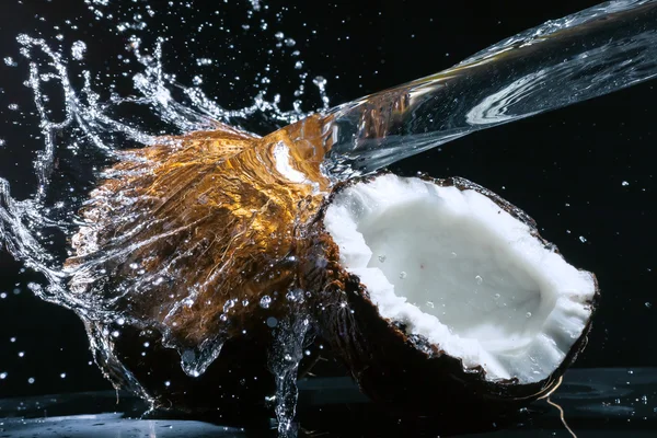 Cracked coconut — Stock Photo, Image