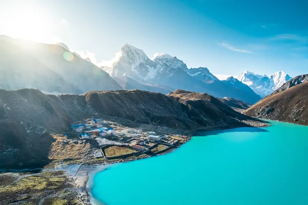 Красиві засніжені гори з озером — стокове фото