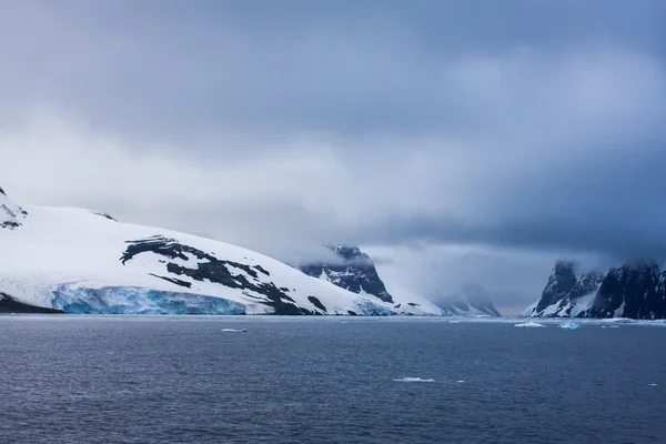 Vackra snöklädda berg — Stockfoto