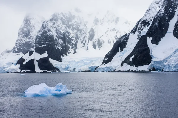 Belle montagne innevate — Foto Stock