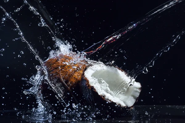 Cracked coconut — Stock Photo, Image