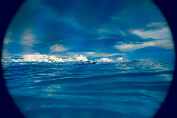 Яхта с видом на океан — стоковое фото