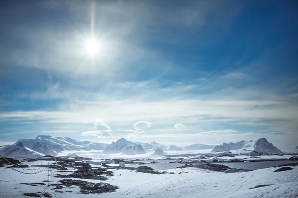 Belas montanhas cobertas de neve — Fotografia de Stock