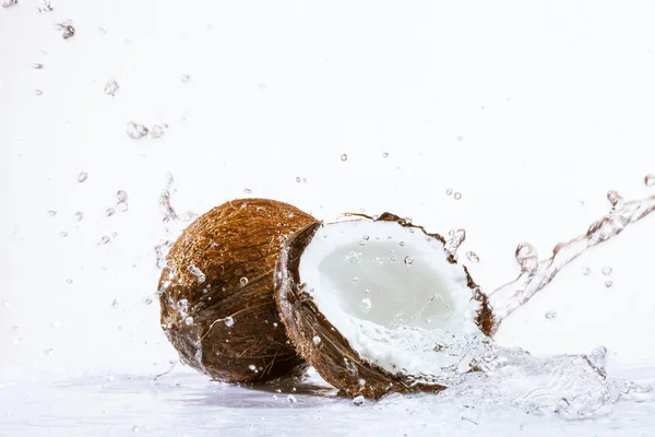 Cracked coconut — Stock Photo, Image