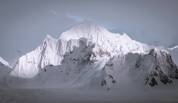 Beautiful snow-capped mountains — Stock Photo, Image