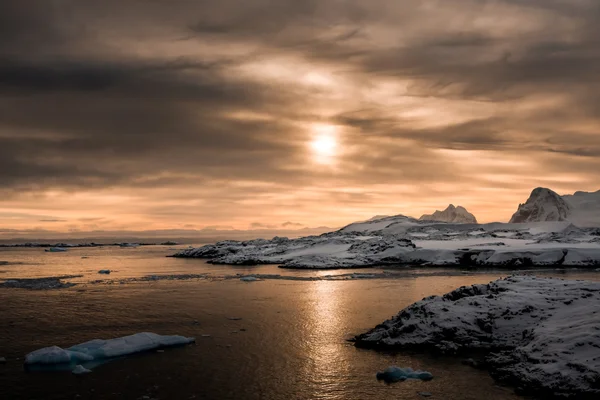 Belle montagne innevate — Foto Stock