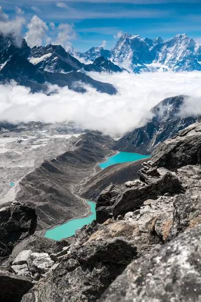 Prachtige besneeuwde bergen met lake — Stockfoto