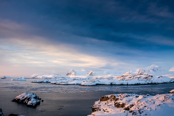 Beautiful snow-capped mountains — Stock Photo, Image