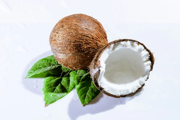 Cracked coconut — Stock Photo, Image