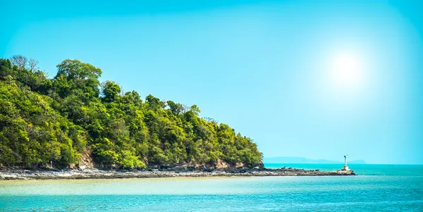 Faro en la costa del mar — Foto de Stock