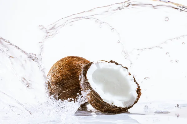 Cracked coconut — Stock Photo, Image