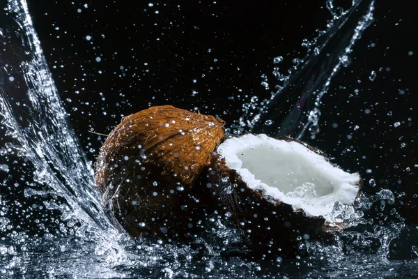 Cracked coconut — Stock Photo, Image