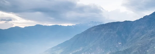 Hermosas montañas cubiertas de nieve — Foto de Stock