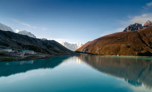 Beautiful snow-capped mountains with lake — Stock Photo, Image