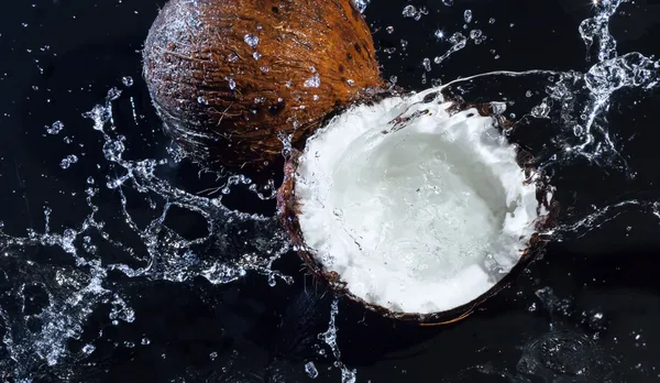 Cracked coconut — Stock Photo, Image