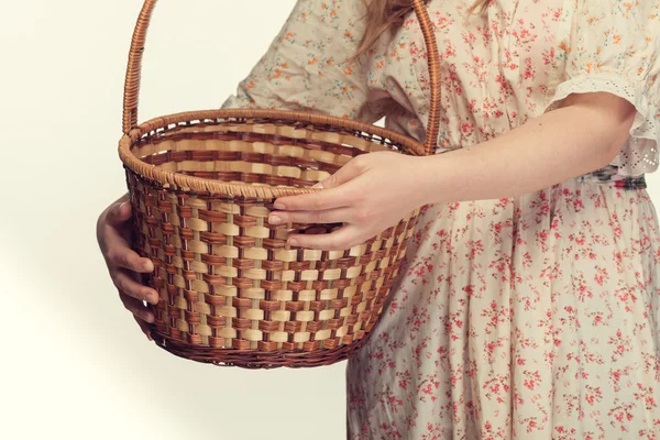 Девушка, держащая корзину — стоковое фото
