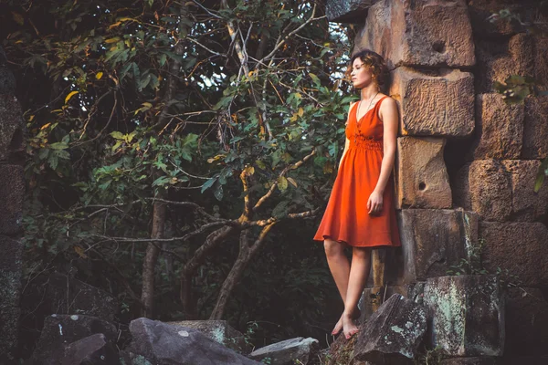 Chica posando al atardecer en Angkor Wat —  Fotos de Stock