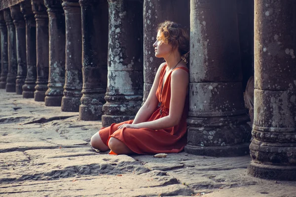 Angkor wat günbatımında poz kız — Stok fotoğraf