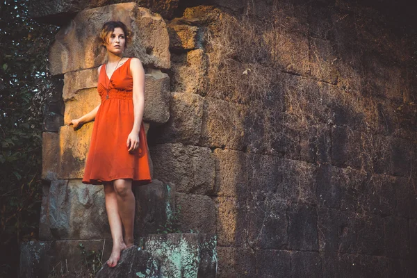 Chica posando al atardecer en Angkor Wat —  Fotos de Stock