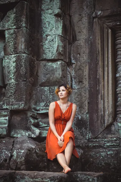 Angkor wat günbatımında poz kız — Stok fotoğraf