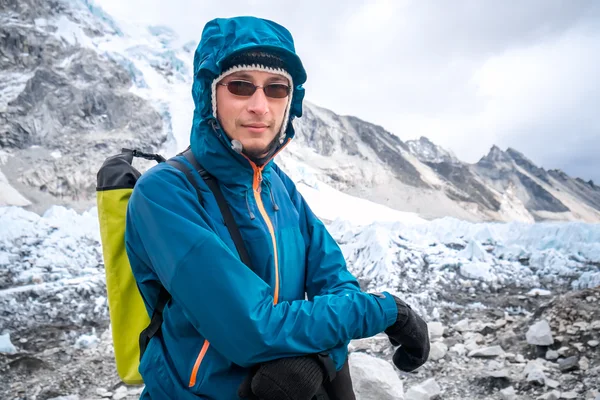 Genç adam trekking — Stok fotoğraf