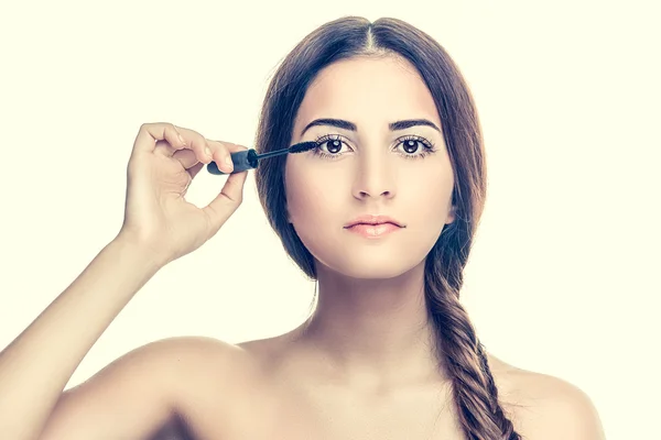 Donna che applica Mascara — Foto Stock