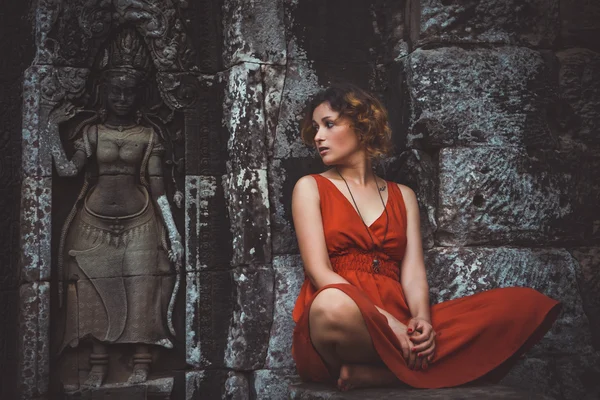 Ragazza in posa al tramonto ad Angkor Wat — Foto Stock