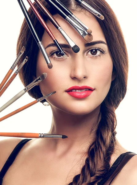 Schöne Frau mit Make-up-Pinseln — Stockfoto